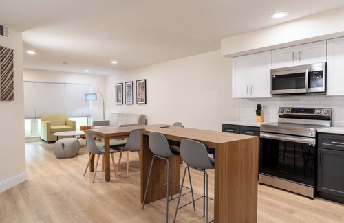 Florida Central Atlantic Coast Hotel | Unwind in a Modern 3BR Suite for 10 Guests – Perfect for Orlando Escapes