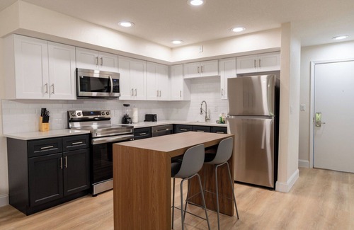 Florida Central Atlantic Coast Hotel | Unwind in a Modern 3BR Suite for 10 Guests – Perfect for Orlando Escapes