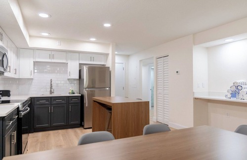 Florida Central Atlantic Coast Hotel | Unwind in a Modern 3BR Suite for 10 Guests – Perfect for Orlando Escapes
