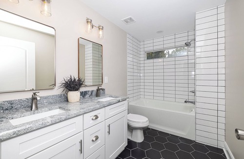 Charlotte House | Unwind in cozy home, king beds, family friendly, walk to Camp N End, near Uptown