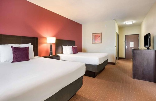Saint Landry Hotel | Unwind in Knights Inn Bunkie! Free Parking, Outdoor Pool, Free Breakfast!