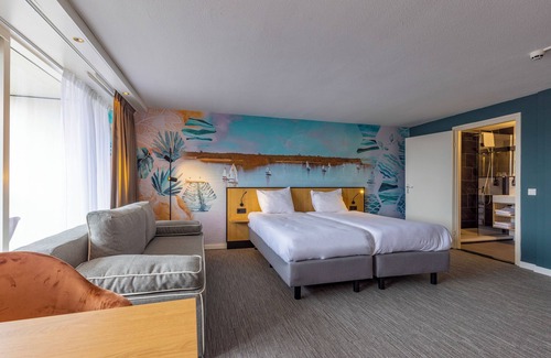 Oud-Loosdrecht Hotel | Unwind in Nature: Enjoy Canoeing, Scenic Biking, and Lakeside Dining Adventures
