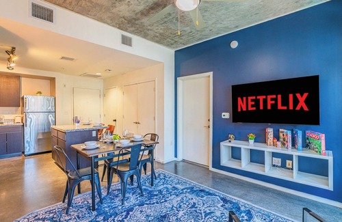 Evans Churchill Apartment | Unwind in PHX DT | Gym,Balcony,Pool,Parking,W/D
