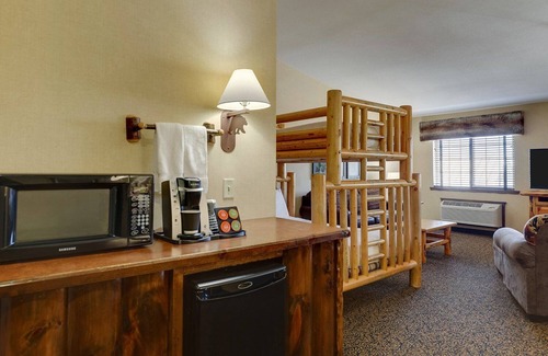 Columbia Hotel | Unwind in Rustic-Themed Suites in Columbia! Free Hot Breakfast, Pool!