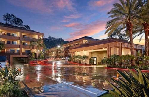 Mission Valley Hotel | Unwind in San Diego: Inviting Room with Pool Access