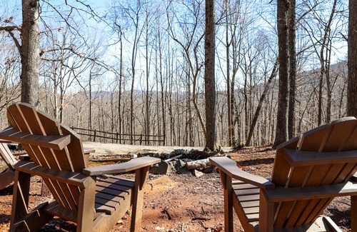 Lovingston Cabin | Unwind in Seclusion: Log Cabin Retreat with Wood Burning Stove & Game Table