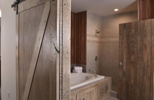 Broken Arrow Hotel | Unwind in Style: Broken Arrow Suites w/Free Breakfast and On-site Bar