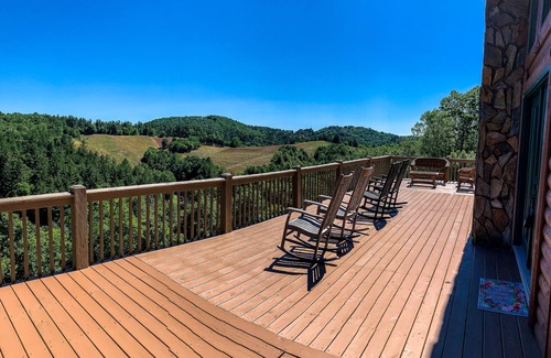 West Jefferson Cabin | Unwind in Style - Fire Pit, Fireplace & Mtn Views This Fall @ Over The River