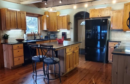 West Jefferson Cabin | Unwind in Style - Fire Pit, Fireplace & Mtn Views This Fall @ El Cabitan
