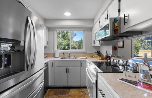 Olympic Valley House | Unwind in the ultimate mountain setting! And just nine minutes to the Lake!