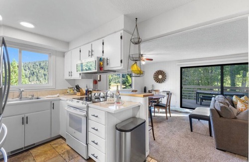 Olympic Valley House | Unwind in the ultimate mountain setting! And just nine minutes to the Lake!