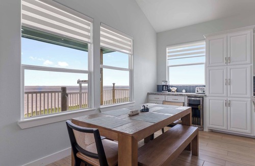 Palacios House | Unwind on the Bay- Fishing, Pool, Tennis, Basketball courts & Kids' Playground