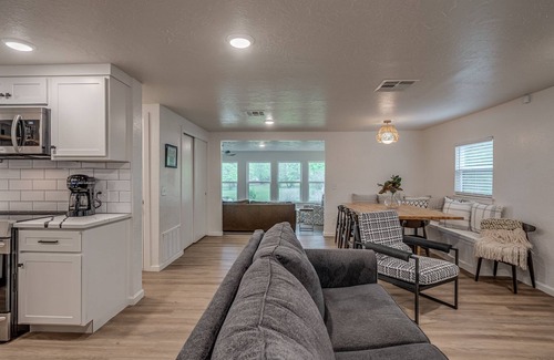 Eufaula House | Unwind with your family at this cozy lakeside home!