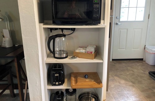 Amazon House | UO 8 blocks, Visit your Duck for Thanksgiving Weekend, Full Kitchen, Comfy Beds