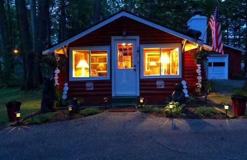 Prudenville Cottage | Up North~ Authentic 1950 Log Cottage~Gas Fireplace ~Outdoor Fire Pit