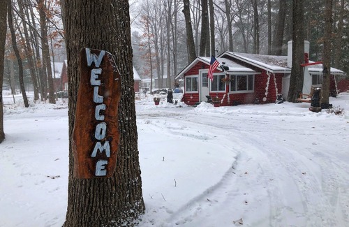 Prudenville Cottage | Up North~ Authentic 1950 Log Cottage~Gas Fireplace ~Outdoor Fire Pit