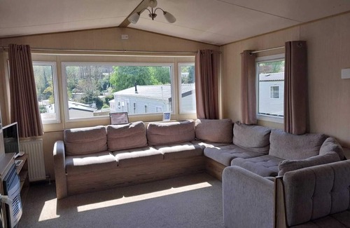 Hastings House | Up on the hill - On a park with a lake (D/F)