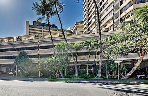 McCully - Moiliili Condo | Upbeat Hawaiian Monarch Studio | Pool + Gym