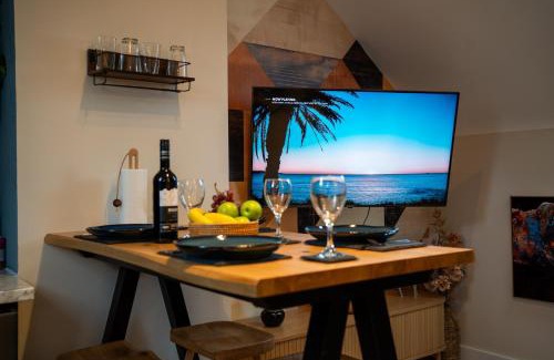 Derby Apartment | Upbeat Jungle Loft Apartment