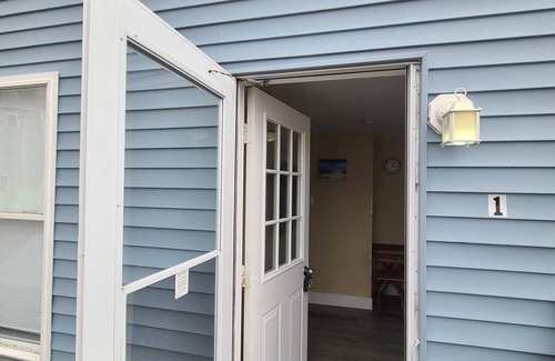 Old Orchard Beach Cottage | Updated 2 BD cottage. 10 min walk to Pier & Beach sleeps 5