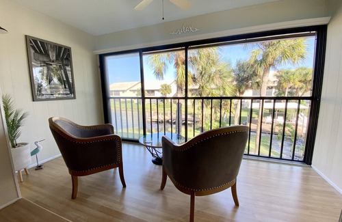 Venice Condo | Updated 2bed/2 full bath condo w/pool & pond view. Minutes to beach & downtown.