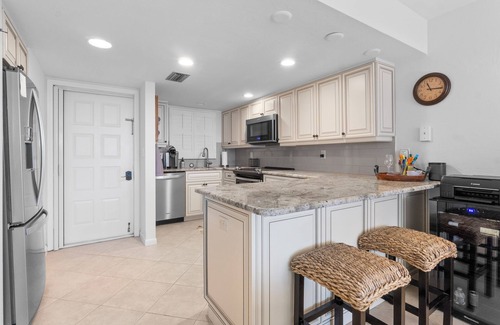 Vanderbilt Beach Condo | 🏖️Updated 2BR Barefoot Pelican – Bay Views & Pool