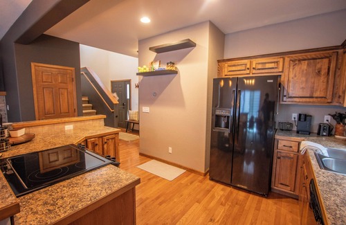 Evansville House | Updated 3-bedroom 2.5-Bathroom townhome with AC and WiFi in Evansville
