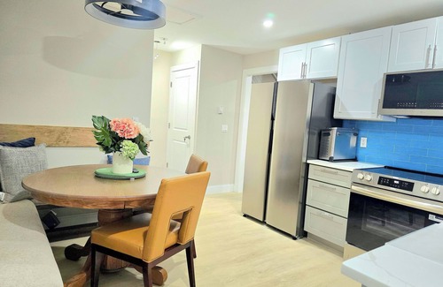 Springfield House | Updated 3Bedroom. 5beds group ready.Walk to the Casino and play game of Pool.