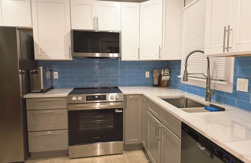 Springfield House | Updated 3Bedroom. 5beds group ready.Walk to the Casino and play game of Pool.