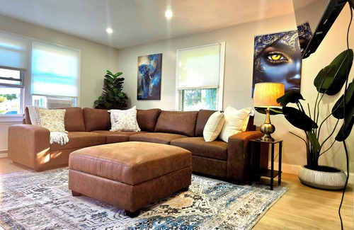 Springfield House | Updated 3Bedroom. 5beds group ready.Walk to the Casino and play game of Pool.