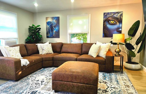 Springfield House | Updated 3Bedroom. 5beds group ready.Walk to the Casino and play game of Pool.