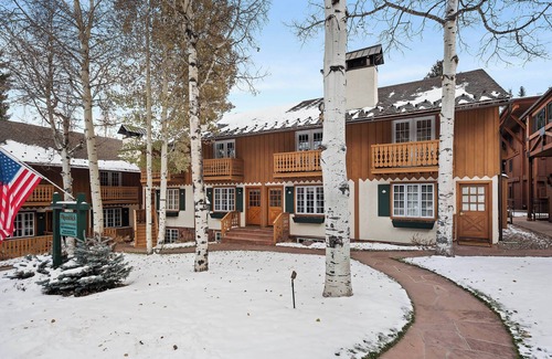 Downtown House | Updated 4 BR, 4.5 BA, 1 Block from Gondola!