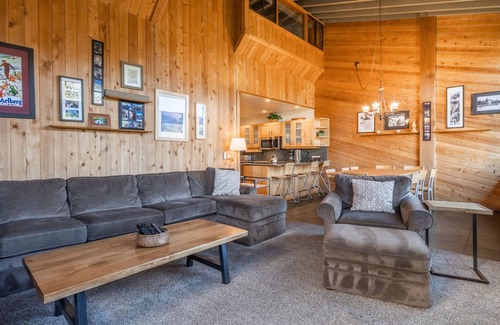 Mammoth Lakes House | Updated 5 Bedroom 3 bathroom townhome Slopeside at 1849 Condos 671 sleeps 10