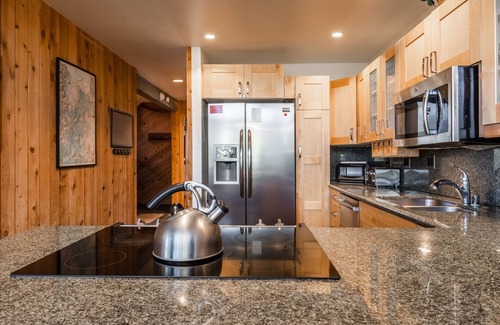 Mammoth Lakes House | Updated 5 Bedroom 3 bathroom townhome Slopeside at 1849 Condos 671 sleeps 10
