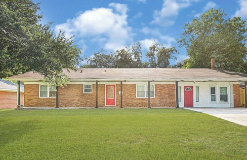 Baytown House | Updated 5BR Baytown Home Sleeps 12 Patio&Grill