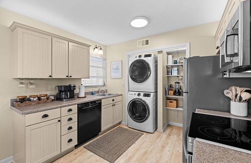 Nokomis House | Updated Beach House. Walk to Beach, Shop, Waterfront Dining 2 Bed 1 Bath