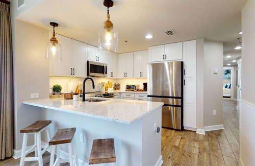 Panama City Beach Hotel | Updated beachfront corner unit w/amazing views @ Grand Panama Resort! sleeps 10!