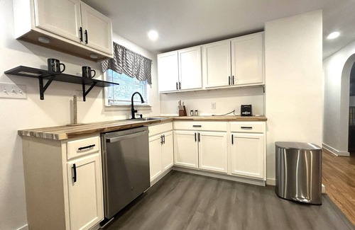 New Hartford House | Updated, bright Cape, Fenced-in yard, patio, BBQ, Sleep 6, minutes to Utica