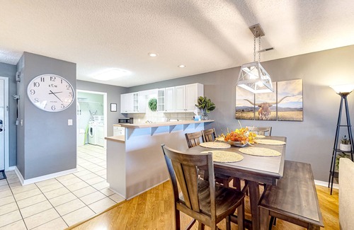 Table Rock Condo | Updated condo with covered balcony, on-site pools, golf, tennis, & grills
