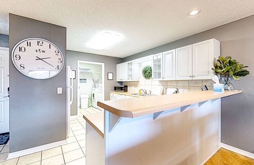 Table Rock Condo | Updated condo with covered balcony, on-site pools, golf, tennis, & grills