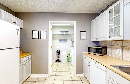Table Rock Condo | Updated condo with covered balcony, on-site pools, golf, tennis, & grills