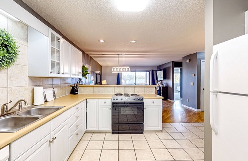 Table Rock Condo | Updated condo with covered balcony, on-site pools, golf, tennis, & grills