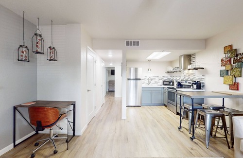 Oak Creek Condo | Updated condo with pool, shared laundry facilities, bbq grill