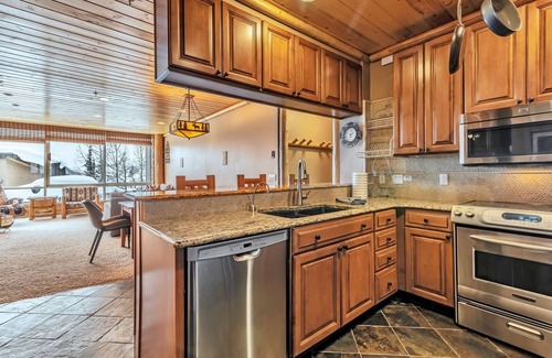 Salt Lake Mountain Resorts Condo | Updated Condominium with Fireplace, Wine Fridge and Granite Countertops