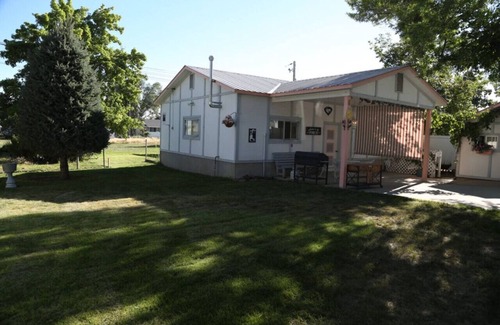 Logan House | Updated Cottage Sleeps 8 Close to Logan