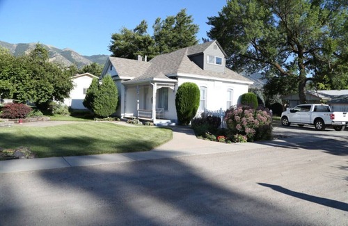 Logan House | Updated Cottage Sleeps 8 Close to Logan