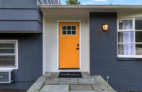 Trumbull House | Updated, cozy single family in Fairfield County