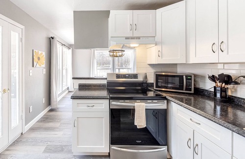 Green Mountain Falls House | Updated creekside cabin with WiFi, hot tub, & fireplace - near lake and town