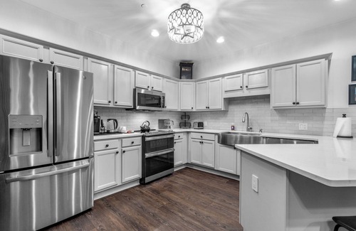 Downtown Louisville Condo | Updated Downtown Condo, King Bed, Free Parking