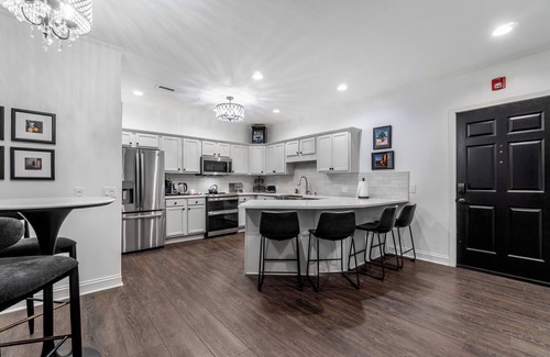Downtown Louisville Condo | Updated Downtown Condo, King Bed, Free Parking